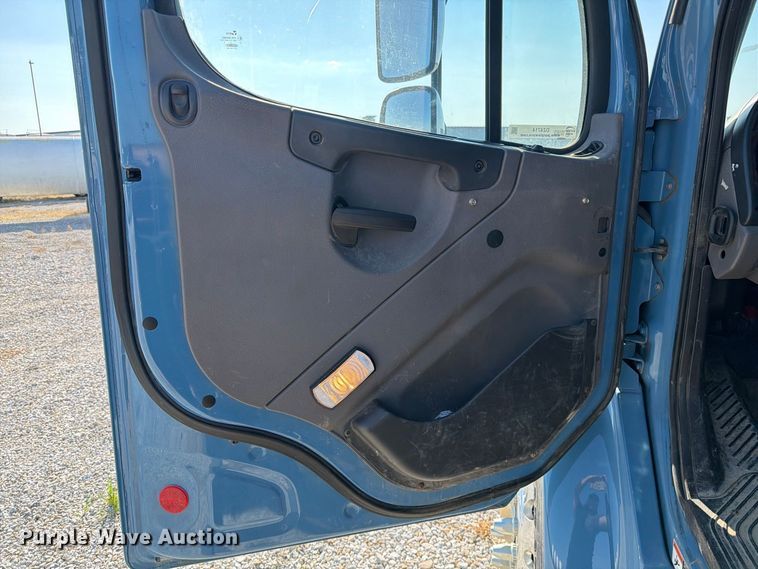 image for item DZ4714 2020 Freightliner S2G truck cab and chassis