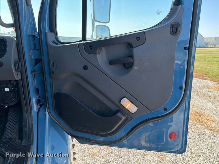 image for item DZ4714 2020 Freightliner S2G truck cab and chassis