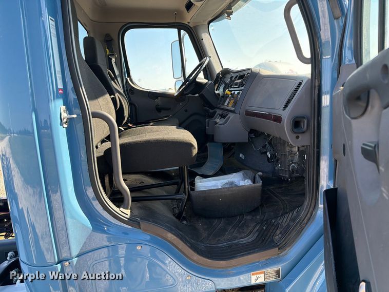 image for item DZ4714 2020 Freightliner S2G truck cab and chassis