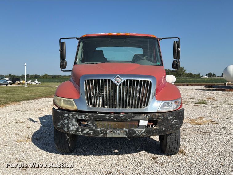image for item DZ4715 2002 International 4400 truck cab and chassis