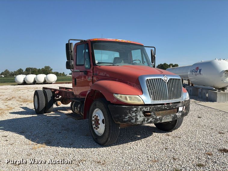 image for item DZ4715 2002 International 4400 truck cab and chassis