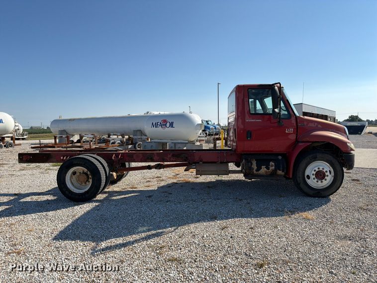 image for item DZ4715 2002 International 4400 truck cab and chassis