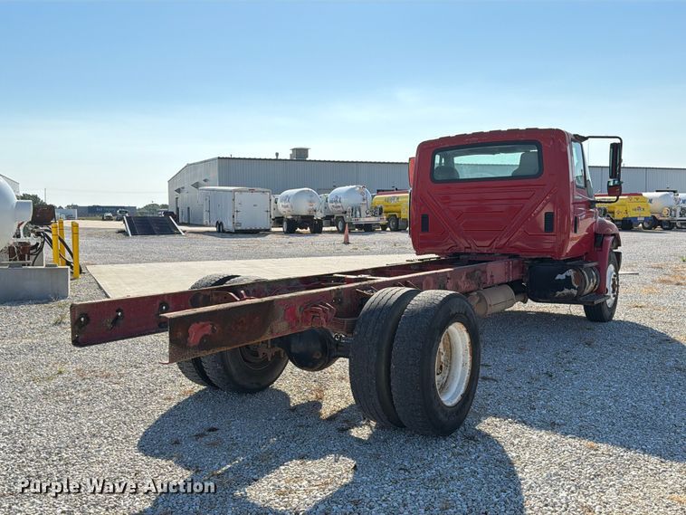 image for item DZ4715 2002 International 4400 truck cab and chassis