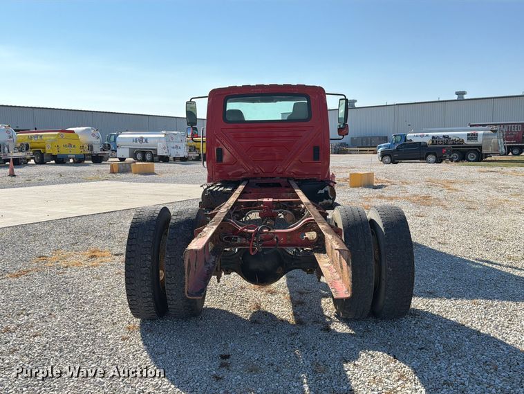 image for item DZ4715 2002 International 4400 truck cab and chassis