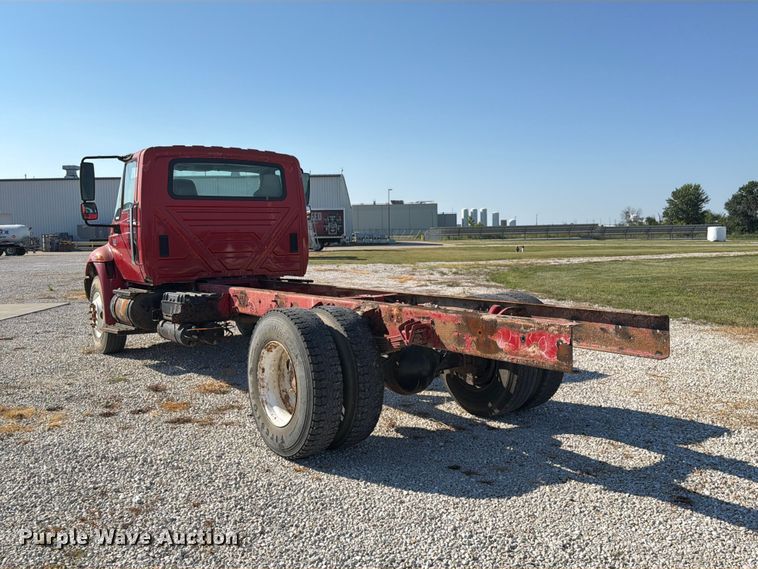 image for item DZ4715 2002 International 4400 truck cab and chassis