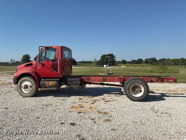 image for item DZ4715 2002 International 4400 truck cab and chassis