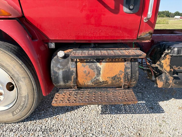 image for item DZ4715 2002 International 4400 truck cab and chassis