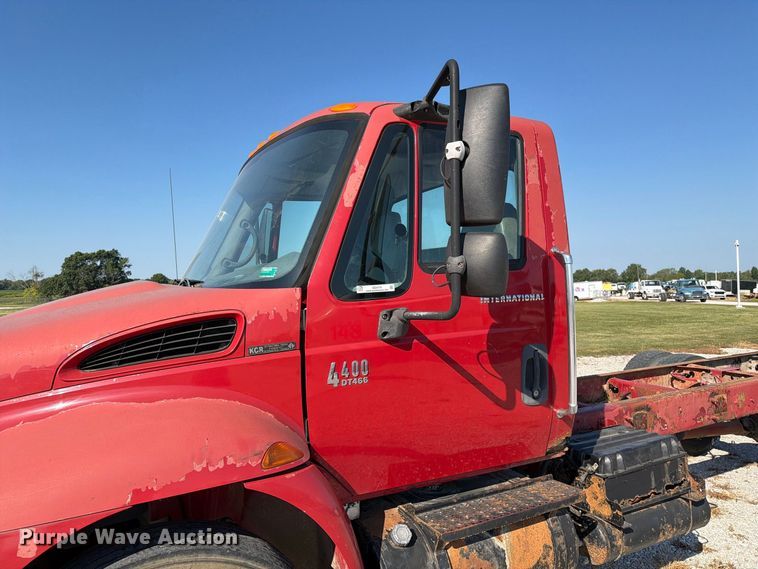 image for item DZ4715 2002 International 4400 truck cab and chassis