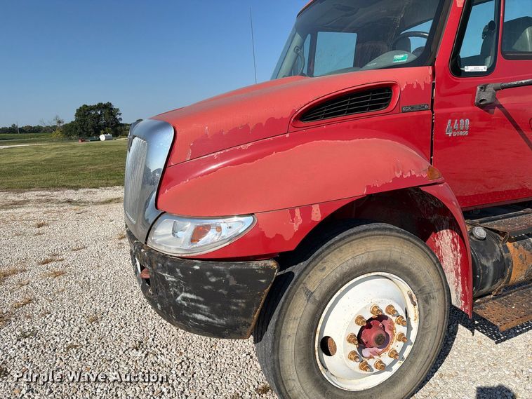 image for item DZ4715 2002 International 4400 truck cab and chassis