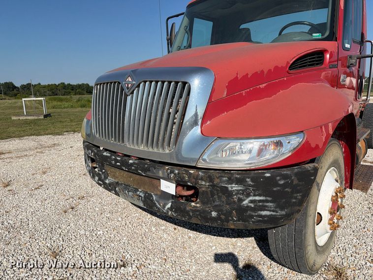 image for item DZ4715 2002 International 4400 truck cab and chassis