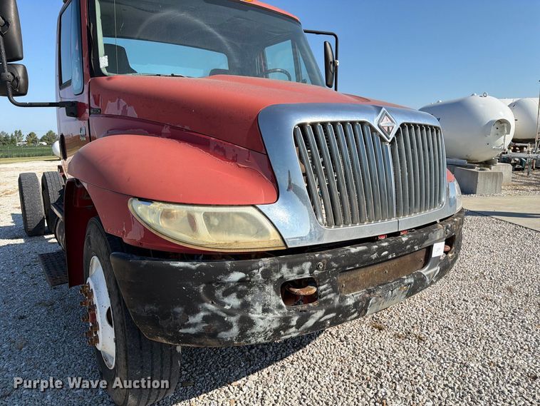 image for item DZ4715 2002 International 4400 truck cab and chassis