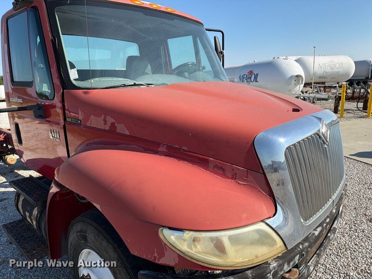 image for item DZ4715 2002 International 4400 truck cab and chassis