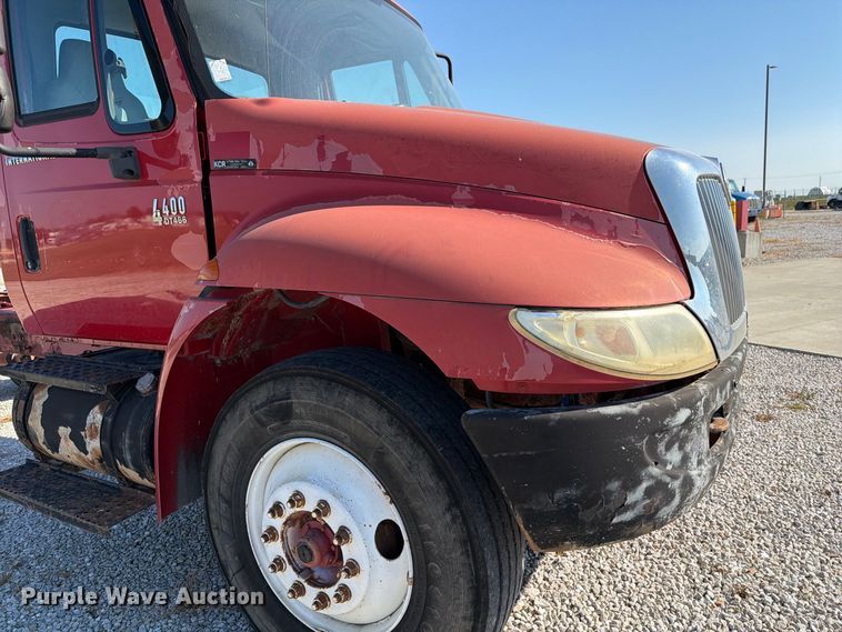 image for item DZ4715 2002 International 4400 truck cab and chassis