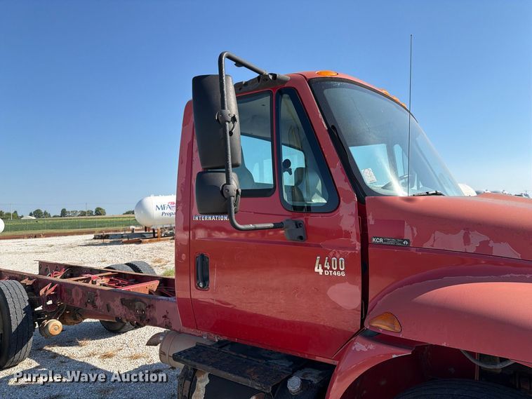 image for item DZ4715 2002 International 4400 truck cab and chassis