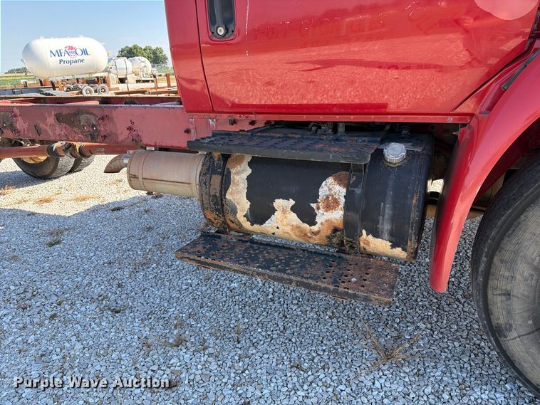 image for item DZ4715 2002 International 4400 truck cab and chassis