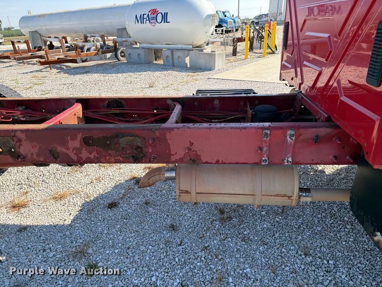 image for item DZ4715 2002 International 4400 truck cab and chassis