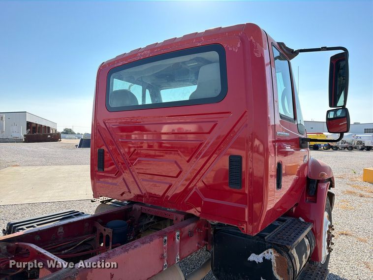 image for item DZ4715 2002 International 4400 truck cab and chassis
