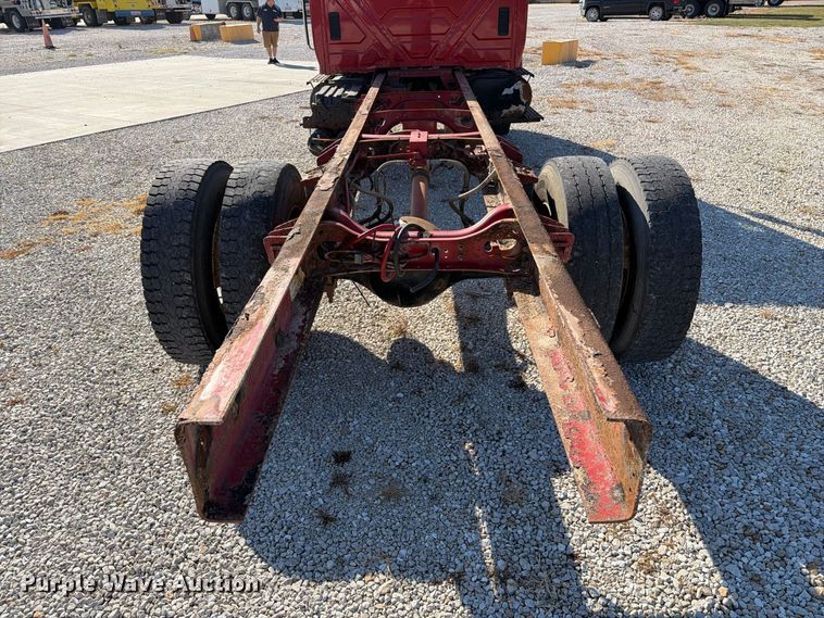 image for item DZ4715 2002 International 4400 truck cab and chassis