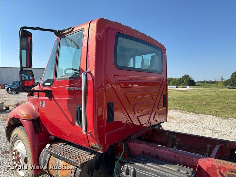 image for item DZ4715 2002 International 4400 truck cab and chassis