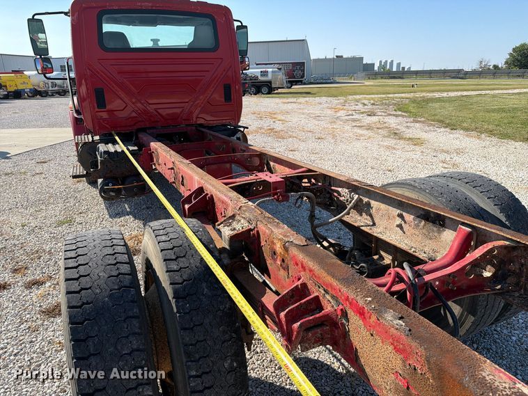 image for item DZ4715 2002 International 4400 truck cab and chassis