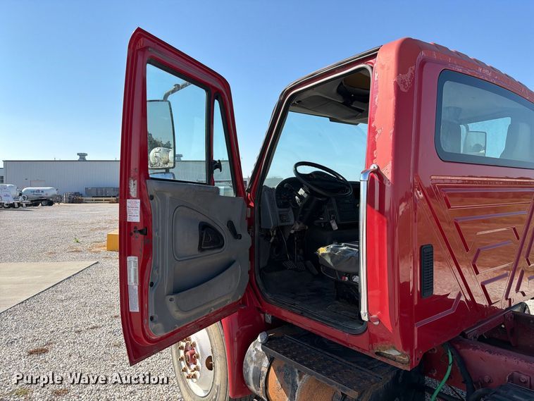 image for item DZ4715 2002 International 4400 truck cab and chassis