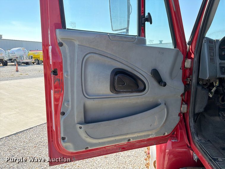 image for item DZ4715 2002 International 4400 truck cab and chassis