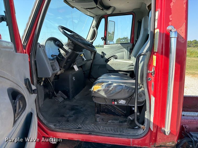 image for item DZ4715 2002 International 4400 truck cab and chassis