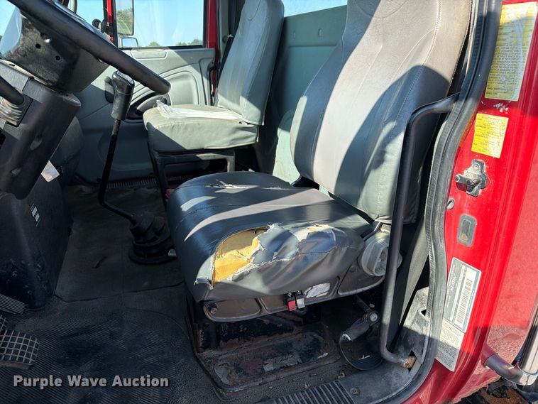 image for item DZ4715 2002 International 4400 truck cab and chassis