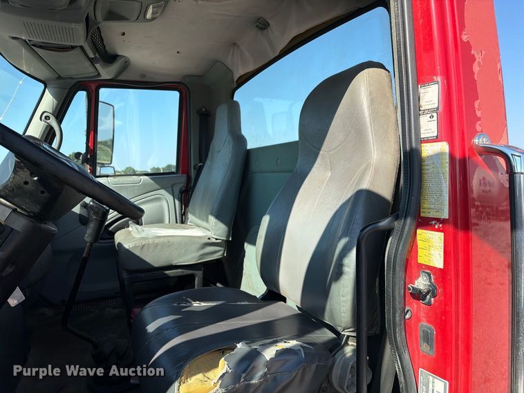 image for item DZ4715 2002 International 4400 truck cab and chassis