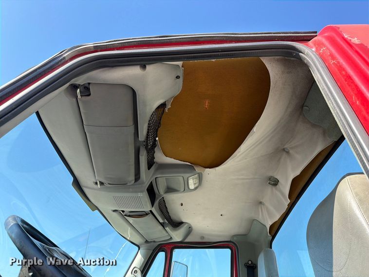 image for item DZ4715 2002 International 4400 truck cab and chassis