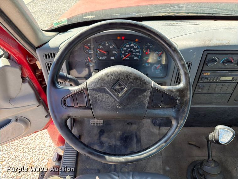 image for item DZ4715 2002 International 4400 truck cab and chassis