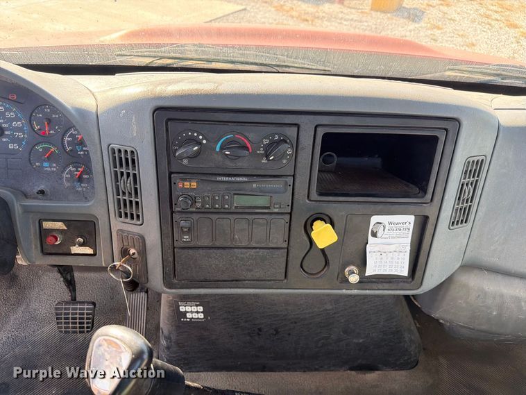 image for item DZ4715 2002 International 4400 truck cab and chassis