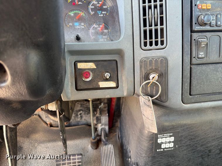 image for item DZ4715 2002 International 4400 truck cab and chassis