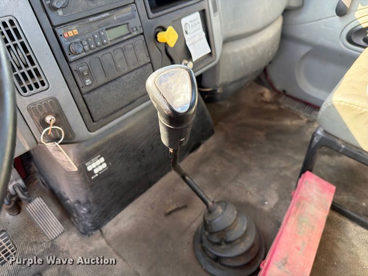 image for item DZ4715 2002 International 4400 truck cab and chassis