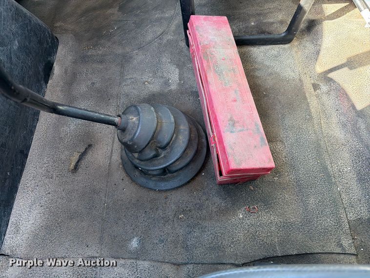 image for item DZ4715 2002 International 4400 truck cab and chassis