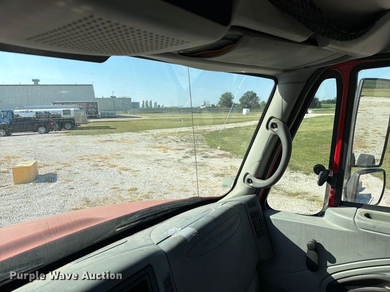image for item DZ4715 2002 International 4400 truck cab and chassis