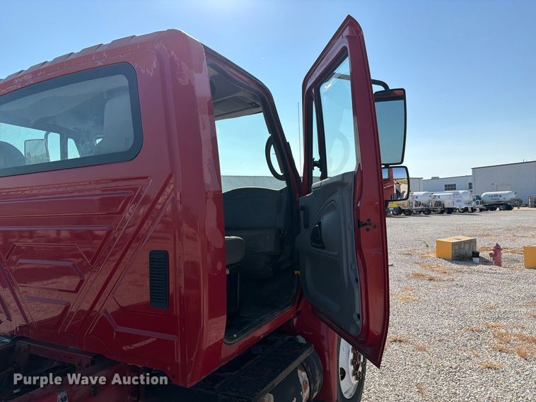 image for item DZ4715 2002 International 4400 truck cab and chassis