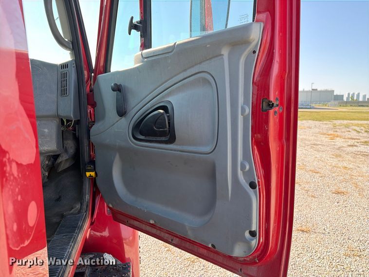 image for item DZ4715 2002 International 4400 truck cab and chassis