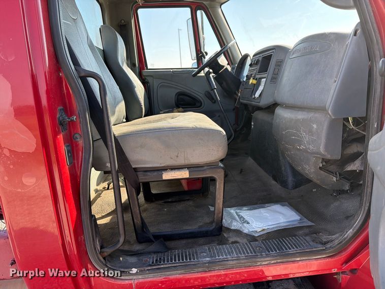 image for item DZ4715 2002 International 4400 truck cab and chassis
