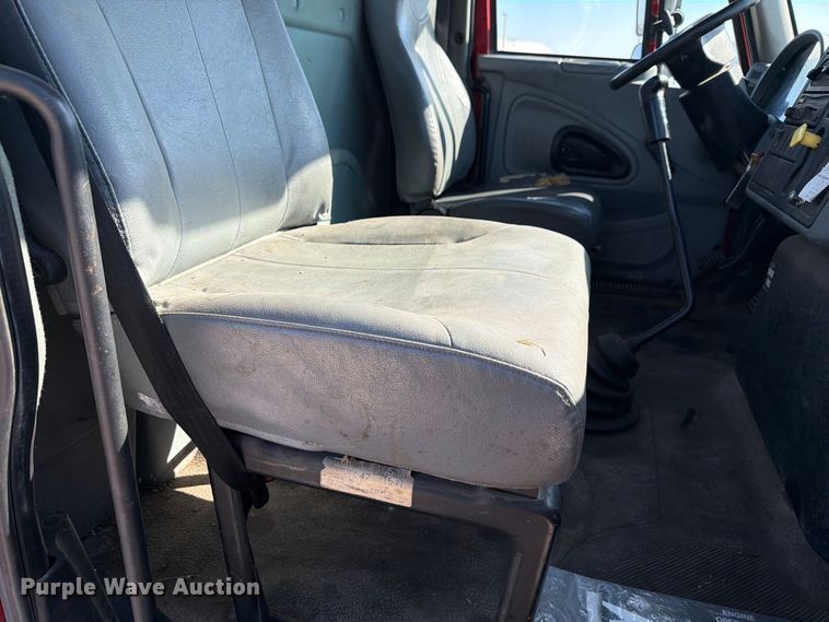 image for item DZ4715 2002 International 4400 truck cab and chassis