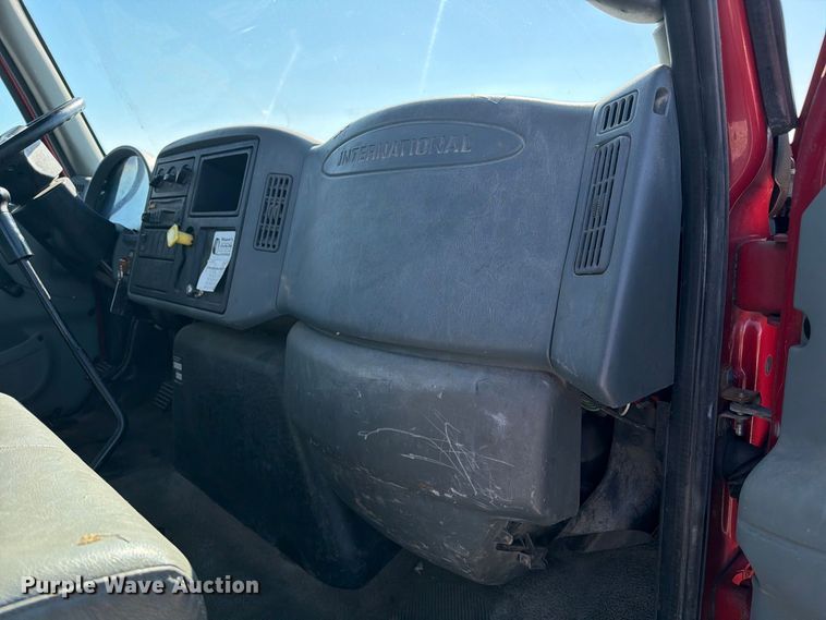 image for item DZ4715 2002 International 4400 truck cab and chassis