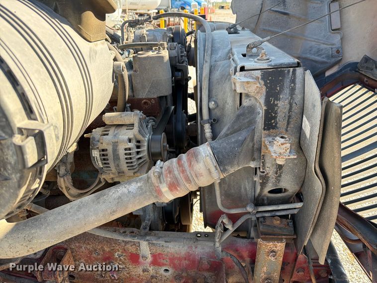 image for item DZ4715 2002 International 4400 truck cab and chassis