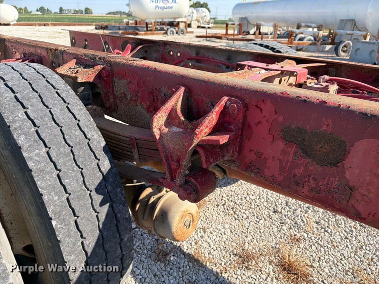 image for item DZ4715 2002 International 4400 truck cab and chassis