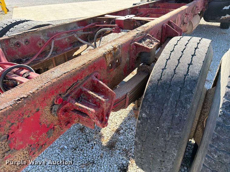 image for item DZ4715 2002 International 4400 truck cab and chassis