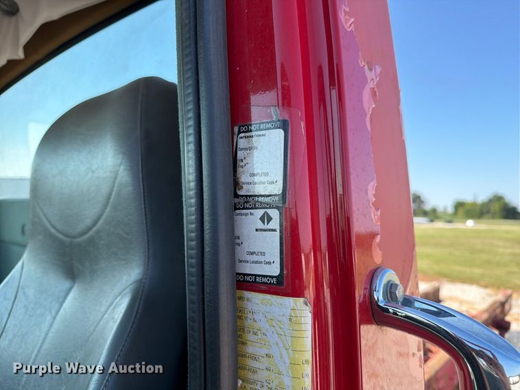 image for item DZ4715 2002 International 4400 truck cab and chassis