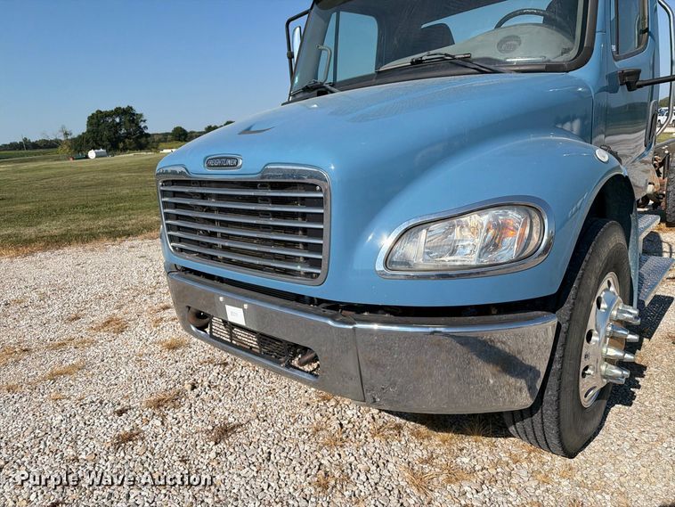 image for item DZ4716 2020 Freightliner S2G truck cab and chassis