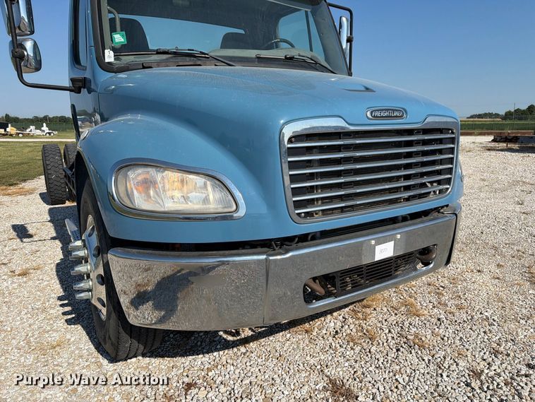 image for item DZ4716 2020 Freightliner S2G truck cab and chassis