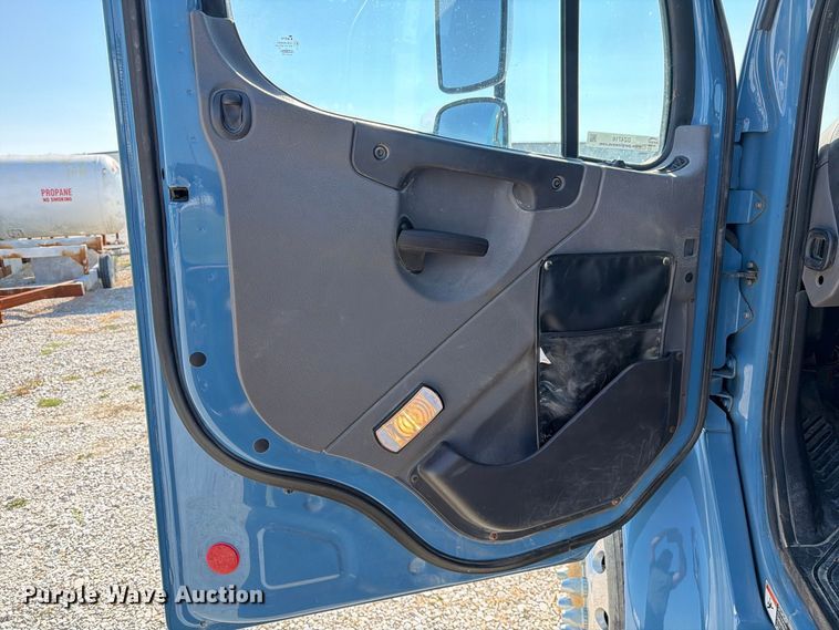image for item DZ4716 2020 Freightliner S2G truck cab and chassis