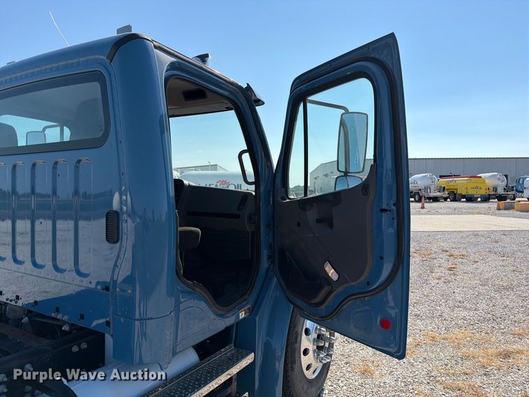 image for item DZ4716 2020 Freightliner S2G truck cab and chassis