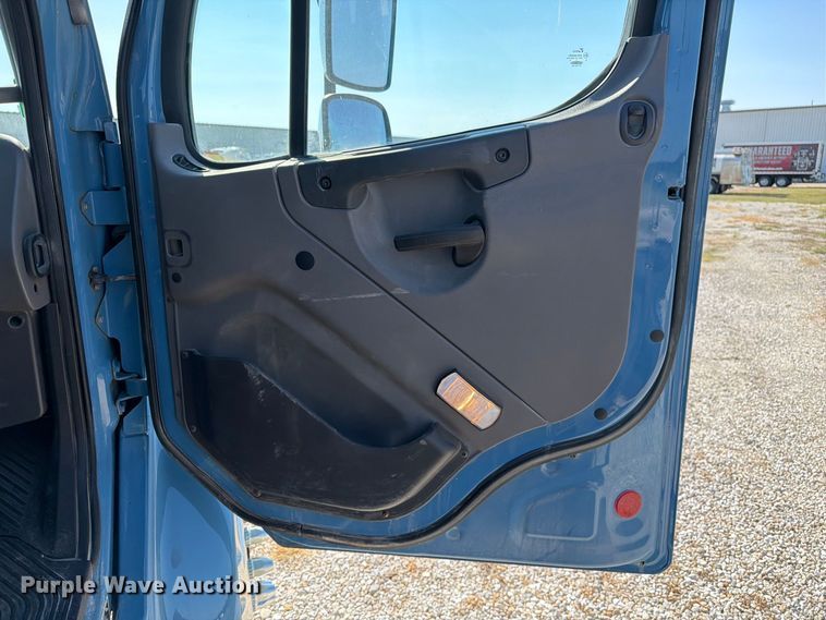 image for item DZ4716 2020 Freightliner S2G truck cab and chassis